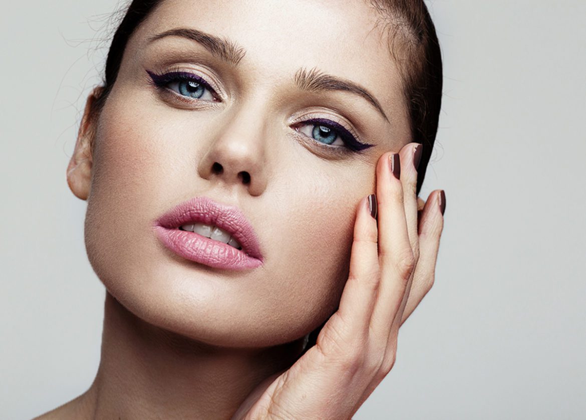 Newsletter-Jan18-Feature-Eyeliner Model with eyeliner on